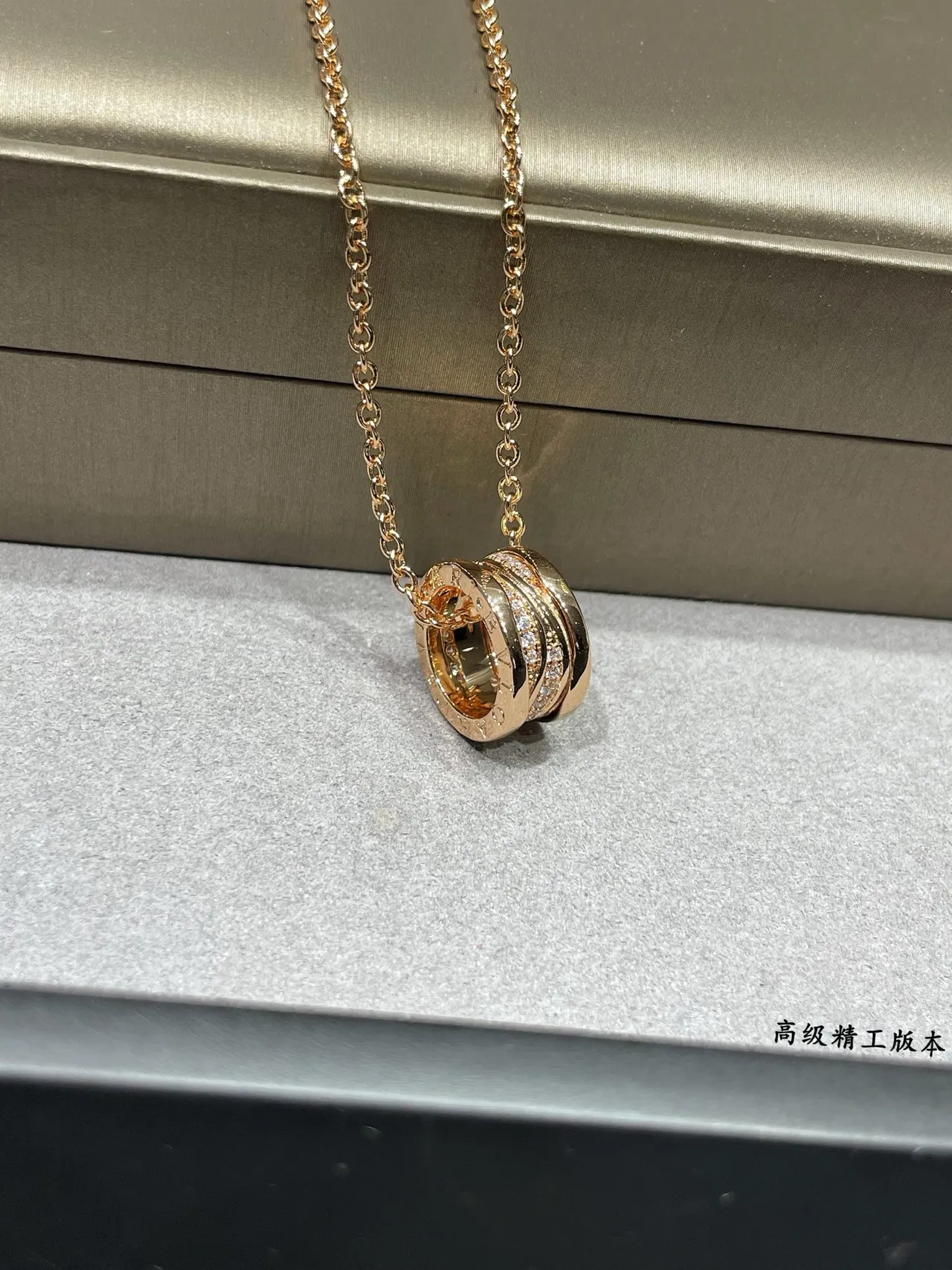 Bvlgari B.zero1 बहु-बैंड हीरे और रत्न पेंडेंट नेकलेस 4