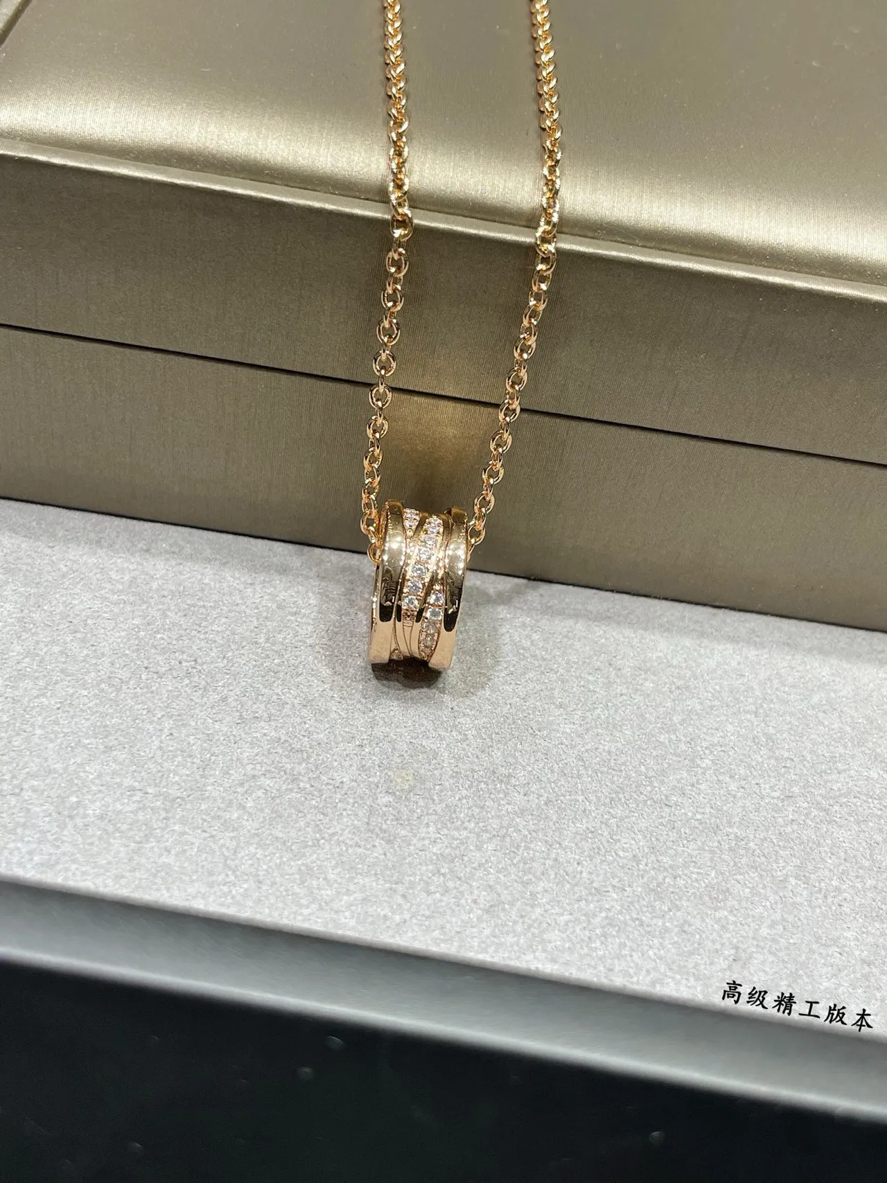 Bvlgari B.zero1 बहु-बैंड हीरे और रत्न पेंडेंट नेकलेस 5