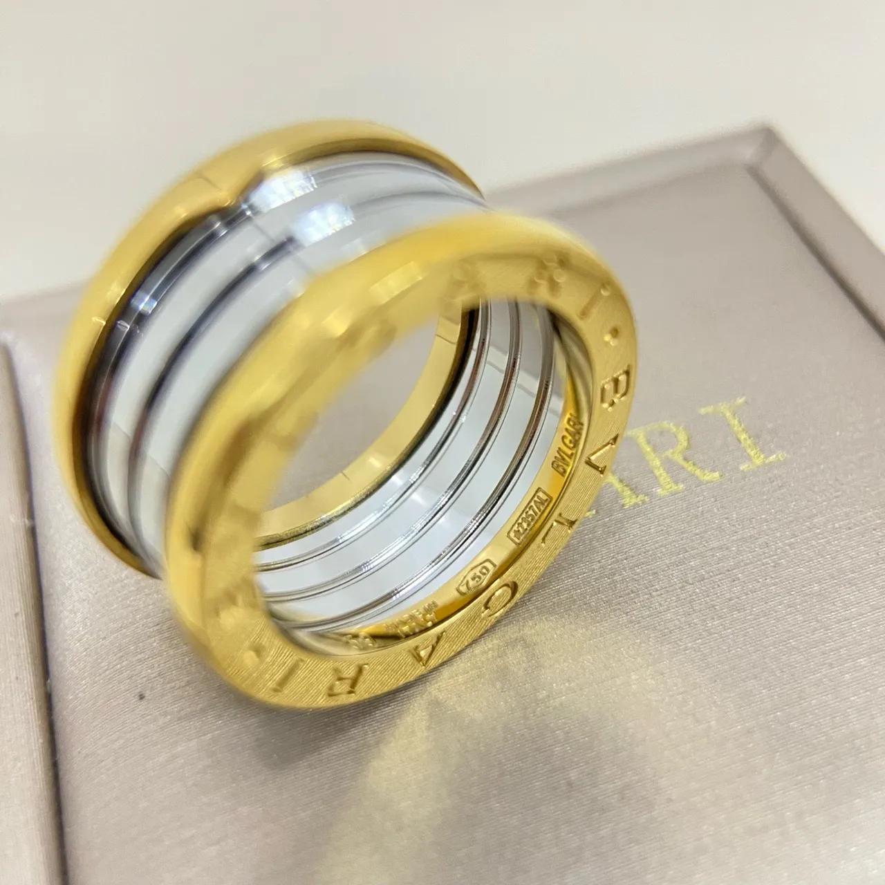 Bvlgari B.zero1 双色金和白金属旋转戒指 2