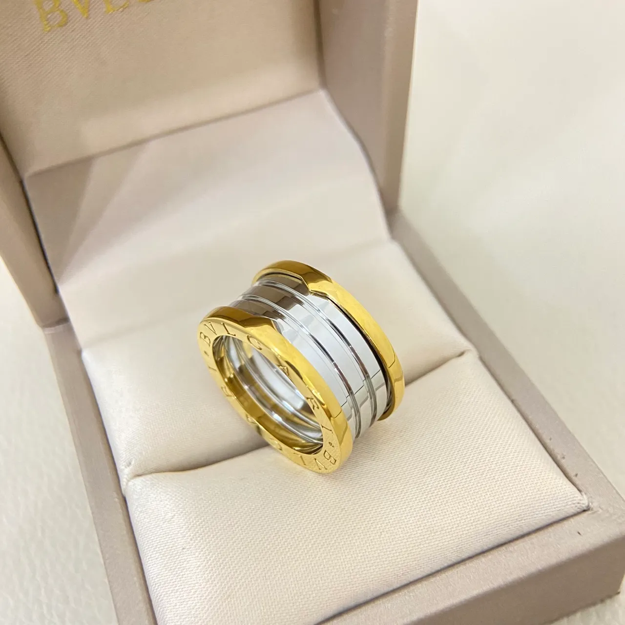 Bvlgari B.zero1 双色金和白金属旋转戒指 5