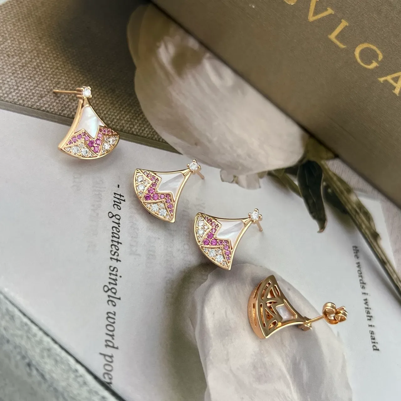 Bvlgari Divas’ Dream Aretes en forma de abanico de madreperla y gemas rosadas 3