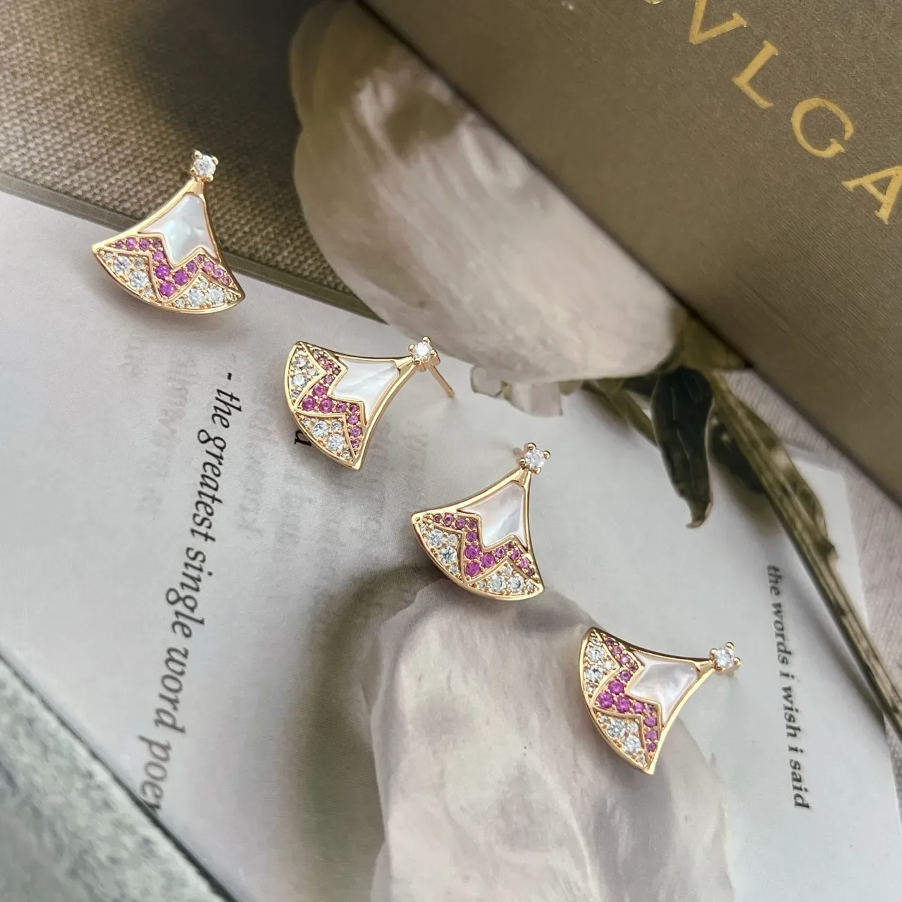 Bvlgari Divas’ Dream Aretes en forma de abanico de madreperla y gemas rosadas 4