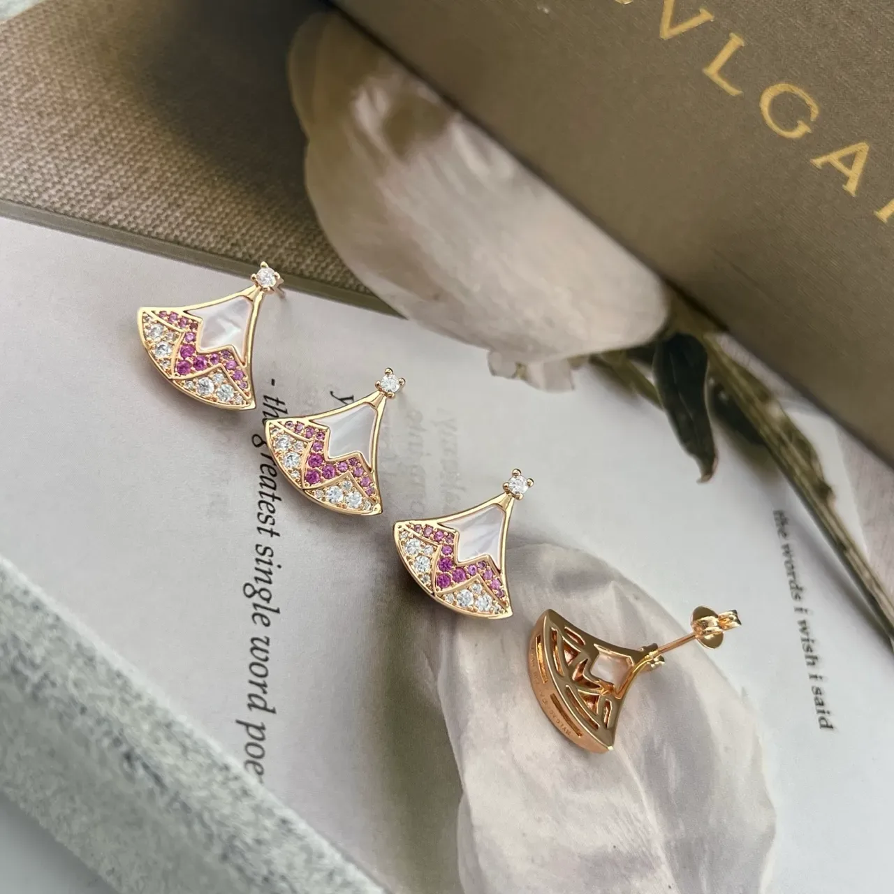 Bvlgari Divas’ Dream Aretes en forma de abanico de madreperla y gemas rosadas 5