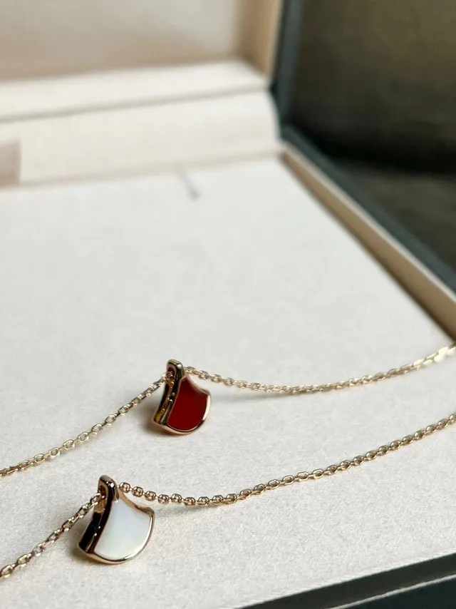 Bvlgari Divas’ Dream قلادة شكل المروحة من لؤلؤ الأم 2