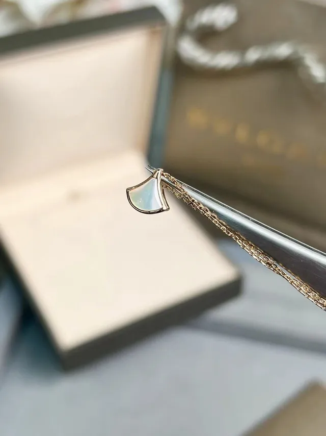 Bvlgari Divas’ Dream قلادة شكل المروحة من لؤلؤ الأم 3