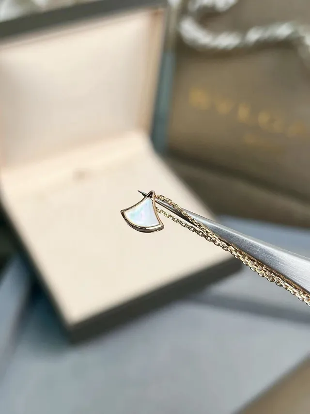 Bvlgari Divas’ Dream قلادة شكل المروحة من لؤلؤ الأم 4