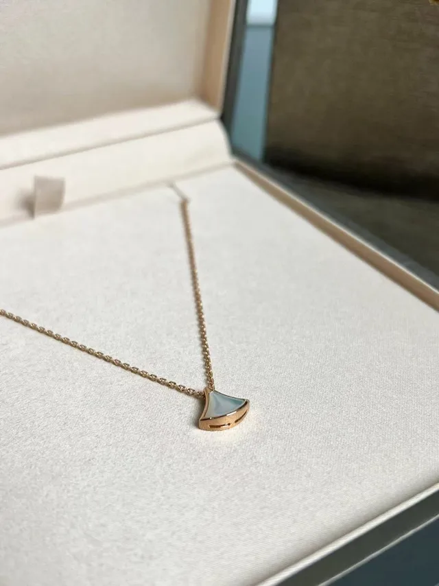 Bvlgari Divas’ Dream قلادة شكل المروحة من لؤلؤ الأم 5