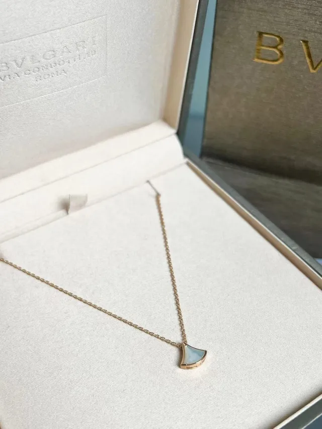 Bvlgari Divas’ Dream قلادة شكل المروحة من لؤلؤ الأم 6