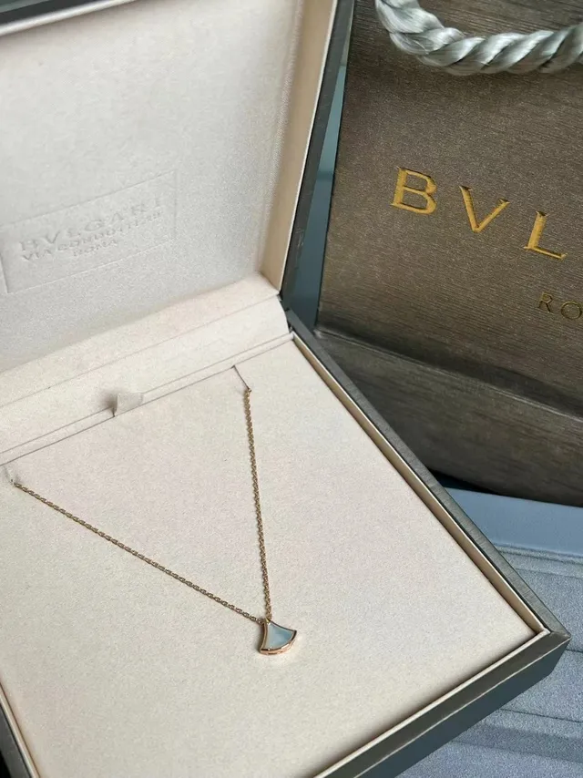 Bvlgari Divas’ Dream قلادة شكل المروحة من لؤلؤ الأم 7