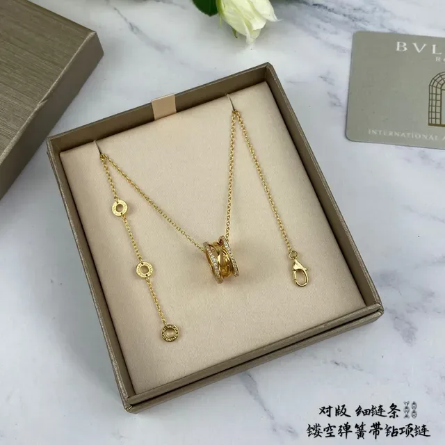 Bvlgari Collier or argent avec bande interlocking, pendentif et accents de diamants pavé 2