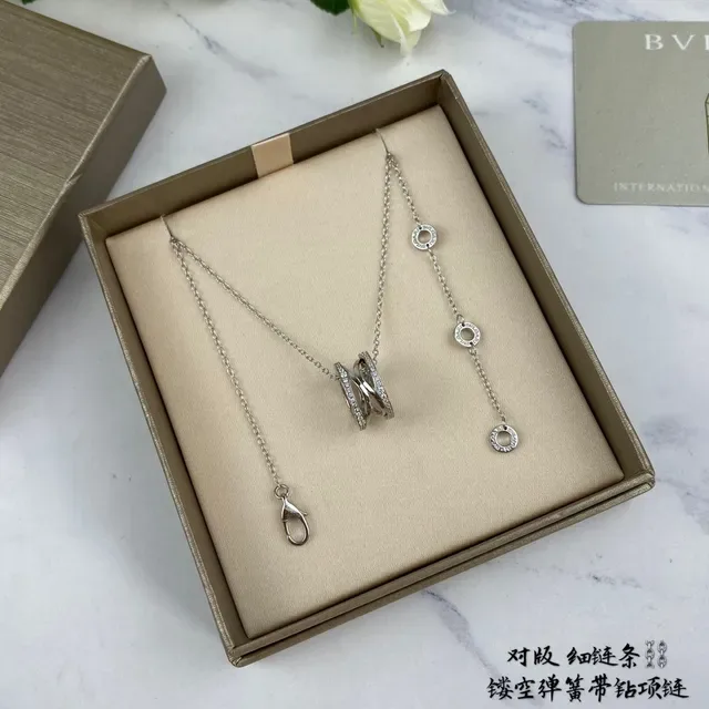 Bvlgari Collier or argent avec bande interlocking, pendentif et accents de diamants pavé 3