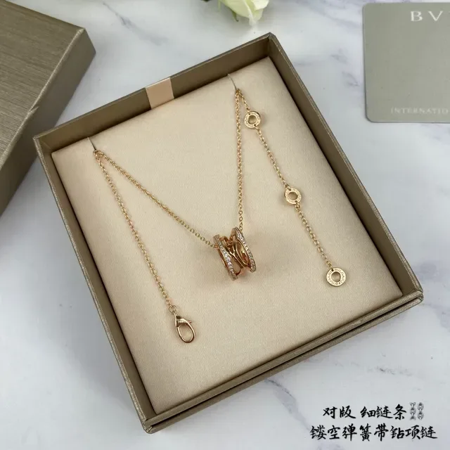 Bvlgari Collier or argent avec bande interlocking, pendentif et accents de diamants pavé 4