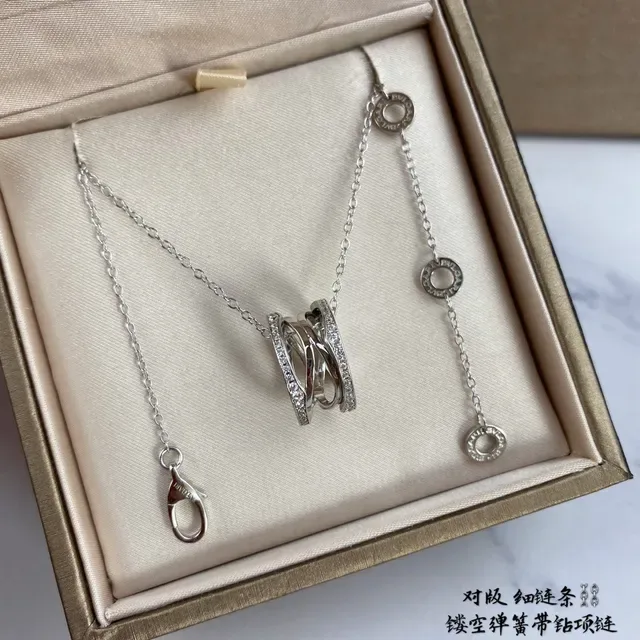 Bvlgari Collier or argent avec bande interlocking, pendentif et accents de diamants pavé 6