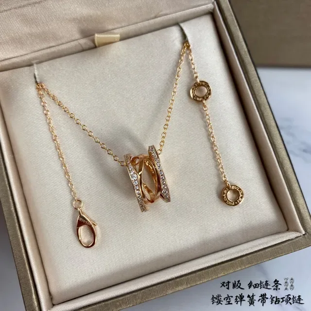 Bvlgari Collier or argent avec bande interlocking, pendentif et accents de diamants pavé 7