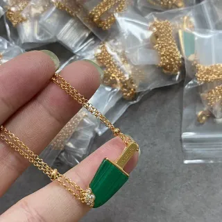 Bvlgari हरी सोने की लिपस्टिक-आकार की पेंडेंट मालाकाइट स्टोन नेकलेस