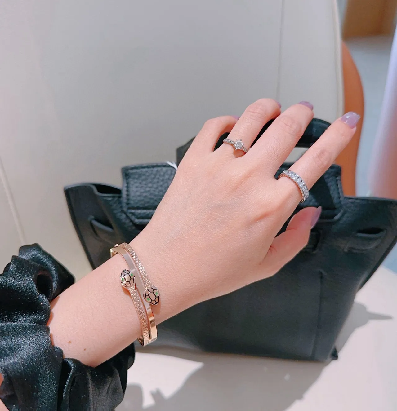Bvlgari Serpenti pulsera de doble banda en oro rosa con cabeza de serpiente 2