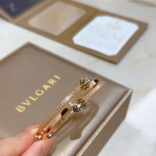 Bvlgari Serpenti pulsera de doble banda en oro rosa con cabeza de serpiente 3