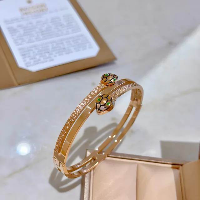 Bvlgari Serpenti pulsera de doble banda en oro rosa con cabeza de serpiente 4