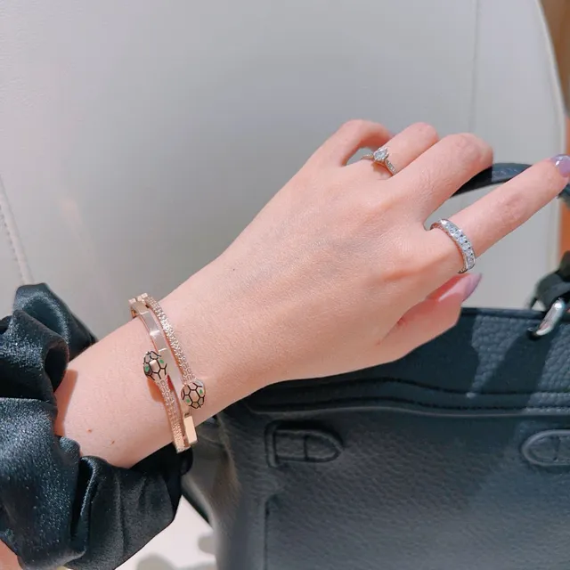 Bvlgari Serpenti pulsera de doble banda en oro rosa con cabeza de serpiente 5