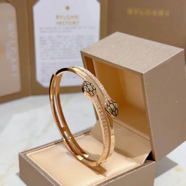 Bvlgari Serpenti pulsera de doble banda en oro rosa con cabeza de serpiente 6