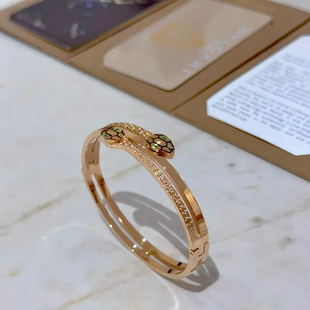 Bvlgari Serpenti pulsera de doble banda en oro rosa con cabeza de serpiente 7