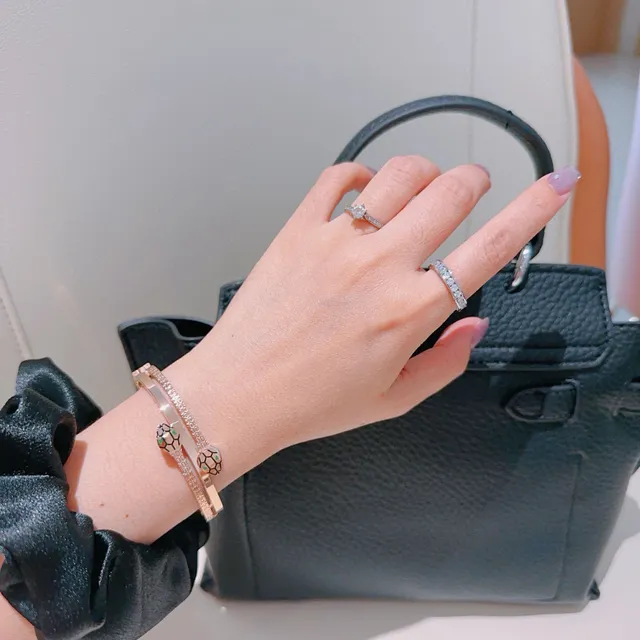Bvlgari Serpenti pulsera de doble banda en oro rosa con cabeza de serpiente 8