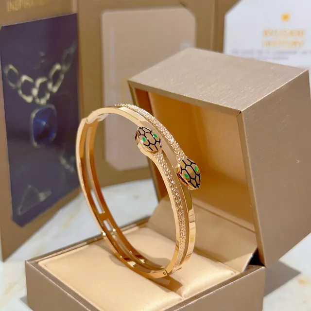 Bvlgari Serpenti pulsera de doble banda en oro rosa con cabeza de serpiente 9