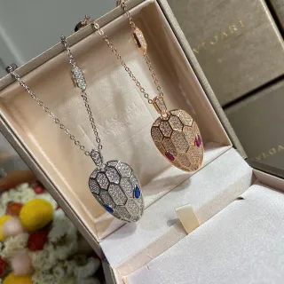 Bvlgari Serpenti हेक्सागोनल स्केल पावे डायमंड सांप का सिर पेंडेंट नेकल्स