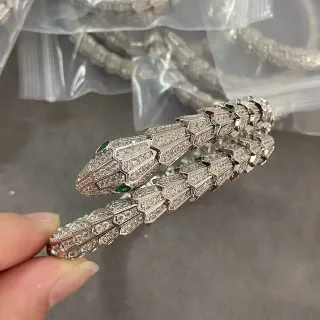 Bvlgari Serpenti पैव-सेट हेक्सागोनल स्केल इमरल्ड आइड स्नेक ब्रेसलेट