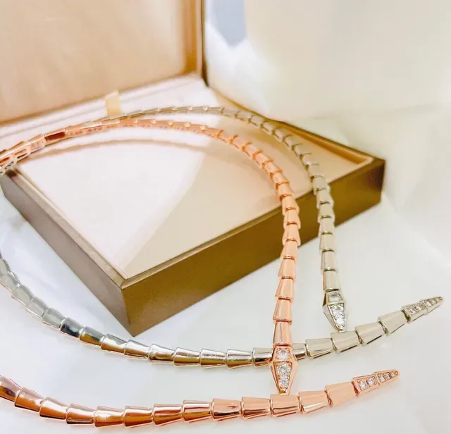 Bvlgari Serpenti قلادة بالماس Pavé بلون الذهب الوردي 4