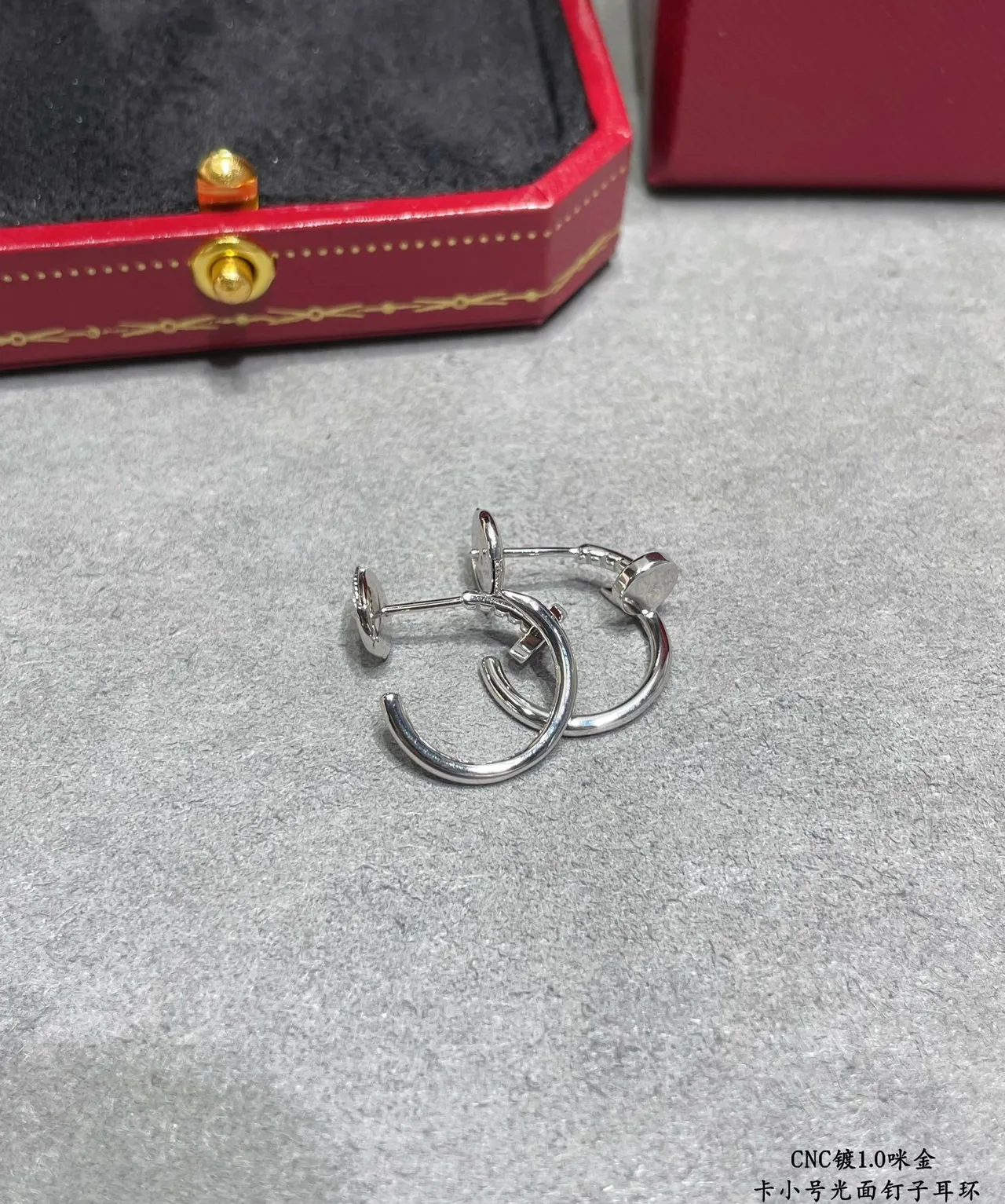 Cartier सोना चांदी कॉम्पैक्ट C-आकार के हूप पॉलिश्ड फिनिश ईयररिंग्स 4