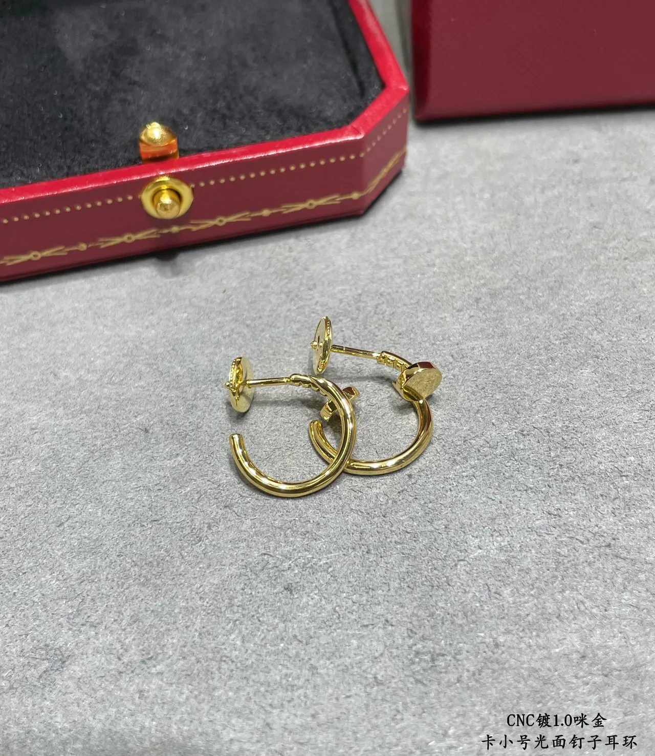 Cartier सोना चांदी कॉम्पैक्ट C-आकार के हूप पॉलिश्ड फिनिश ईयररिंग्स 6