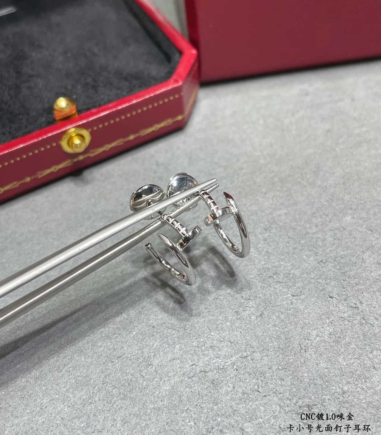 Cartier सोना चांदी कॉम्पैक्ट C-आकार के हूप पॉलिश्ड फिनिश ईयररिंग्स 7