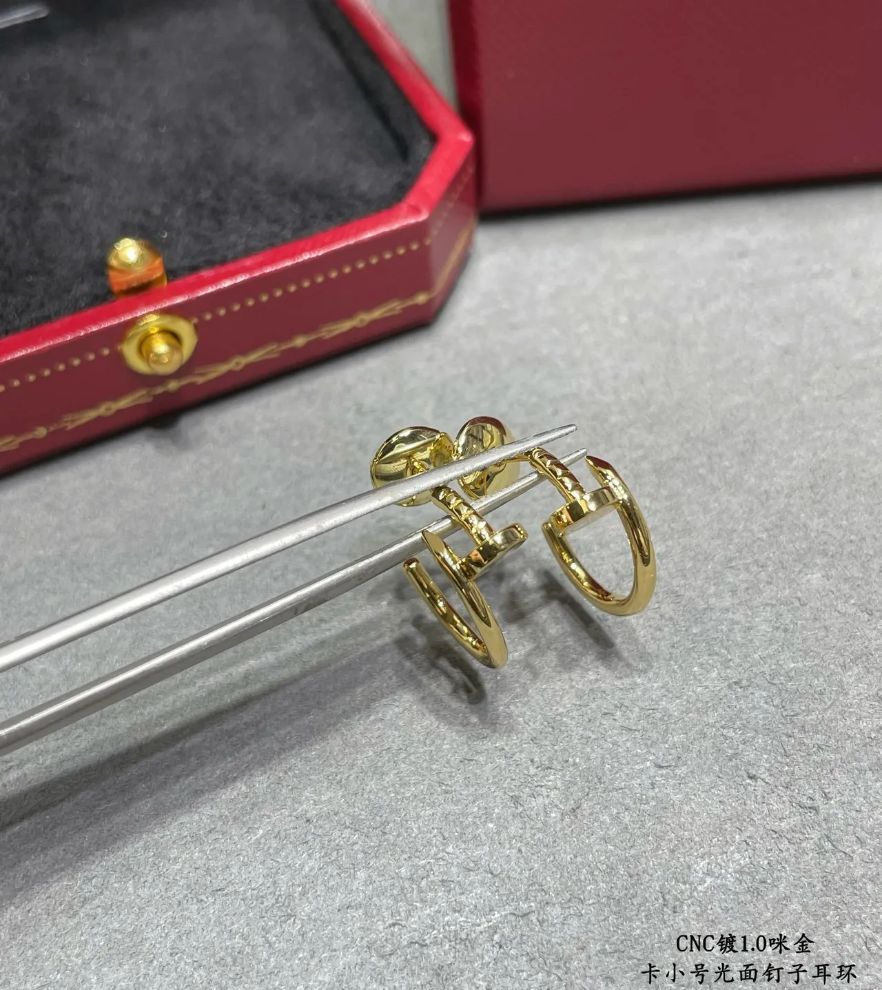 Cartier सोना चांदी कॉम्पैक्ट C-आकार के हूप पॉलिश्ड फिनिश ईयररिंग्स 8