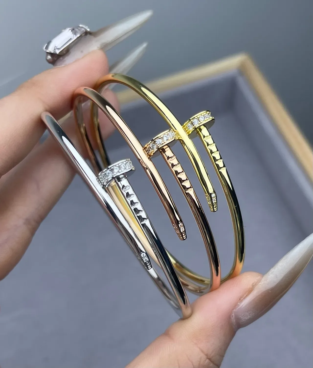 Cartier Juste un Clou Brazalete abierto de oro con pavé de diamantes y motivo de clavo 2
