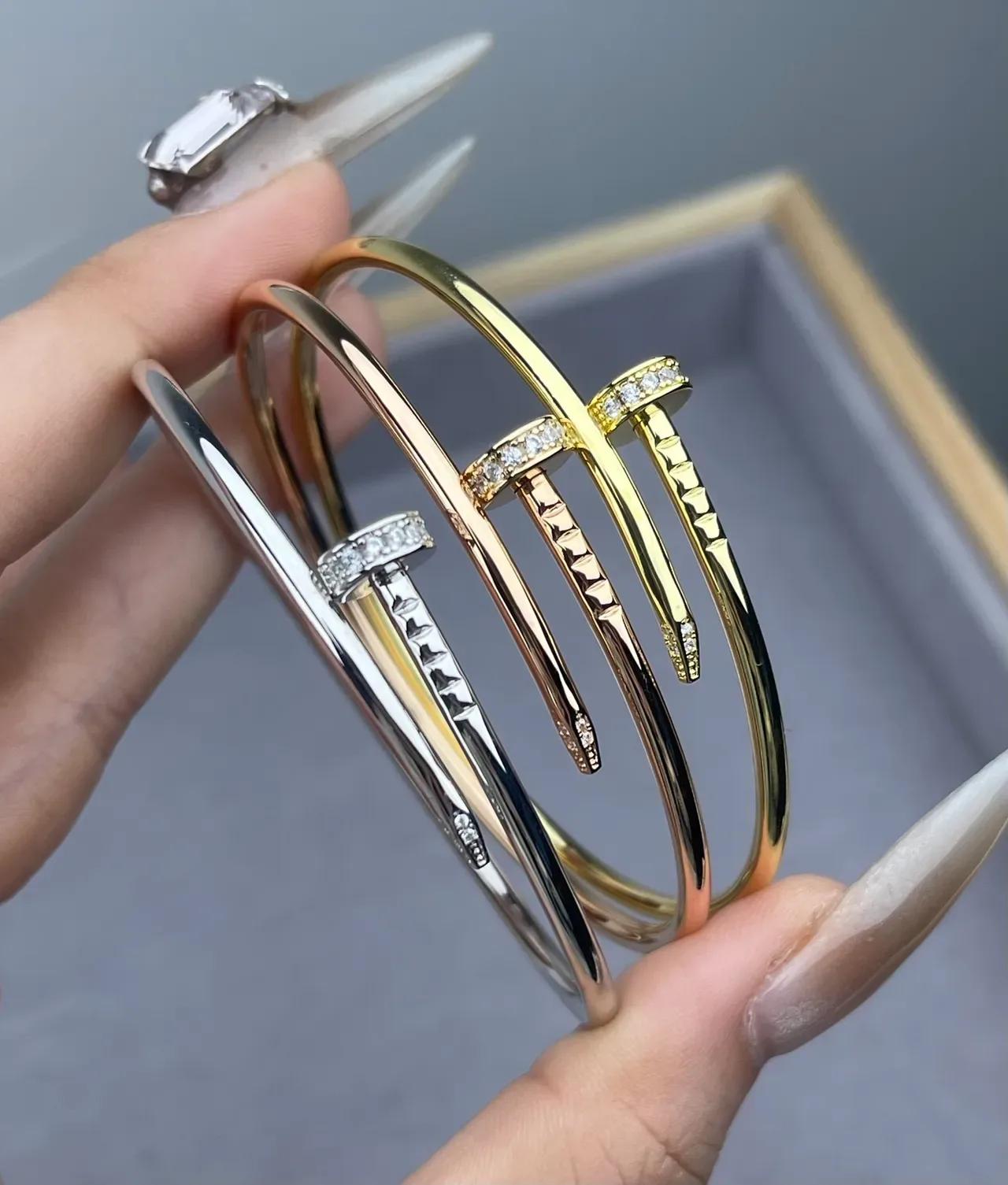 Cartier Juste un Clou Brazalete abierto de oro con pavé de diamantes y motivo de clavo 3