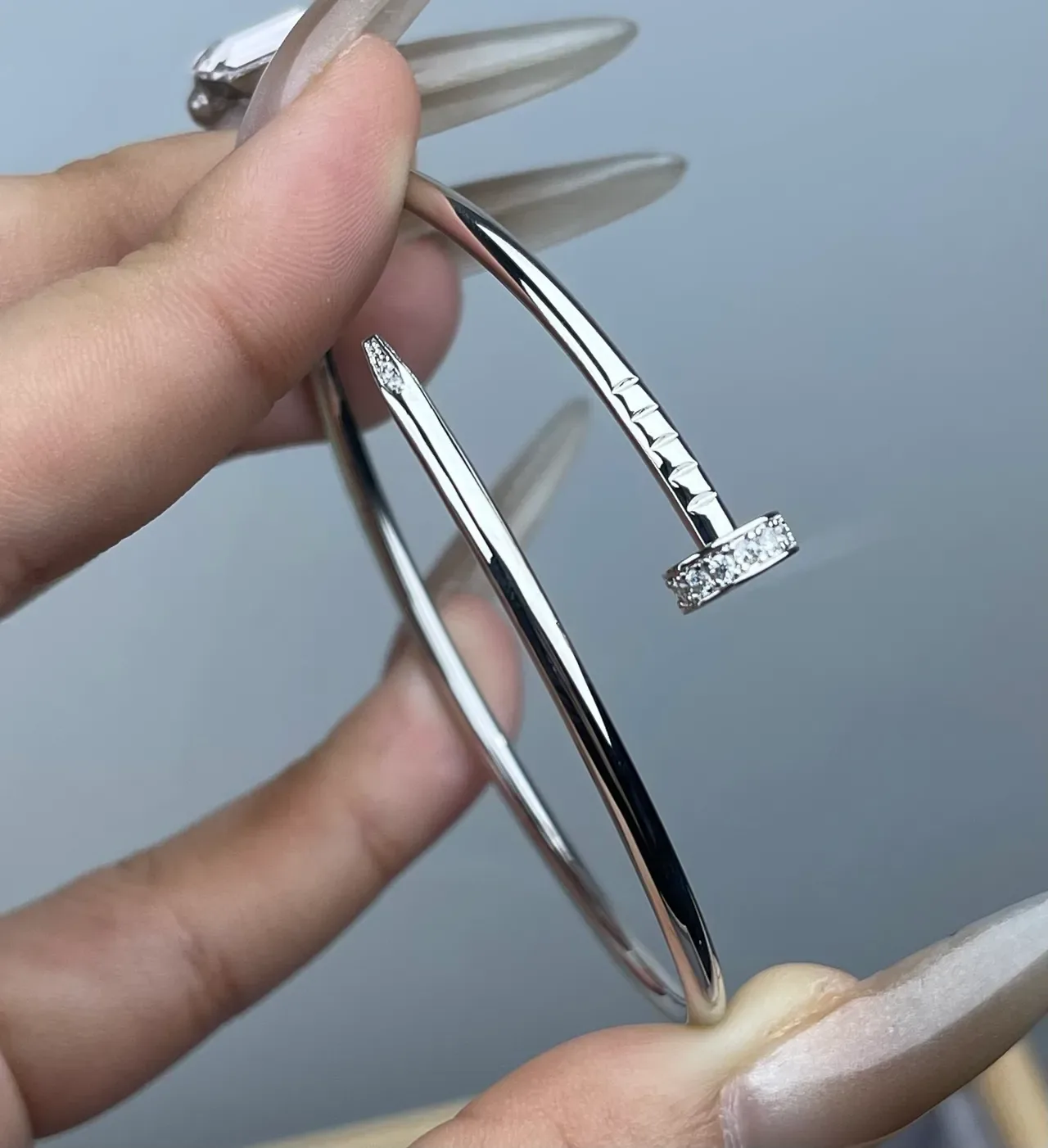 Cartier Juste un Clou Brazalete abierto de oro con pavé de diamantes y motivo de clavo 5