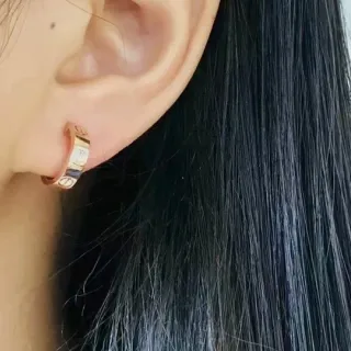 Cartier Love أقراط نقش ورد أبيض ذهبي ومسمار