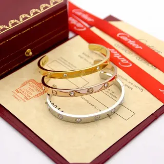 Cartier Love স্ক্রু-মোটিফ একক পাথর কাফ ব্রেসলেট