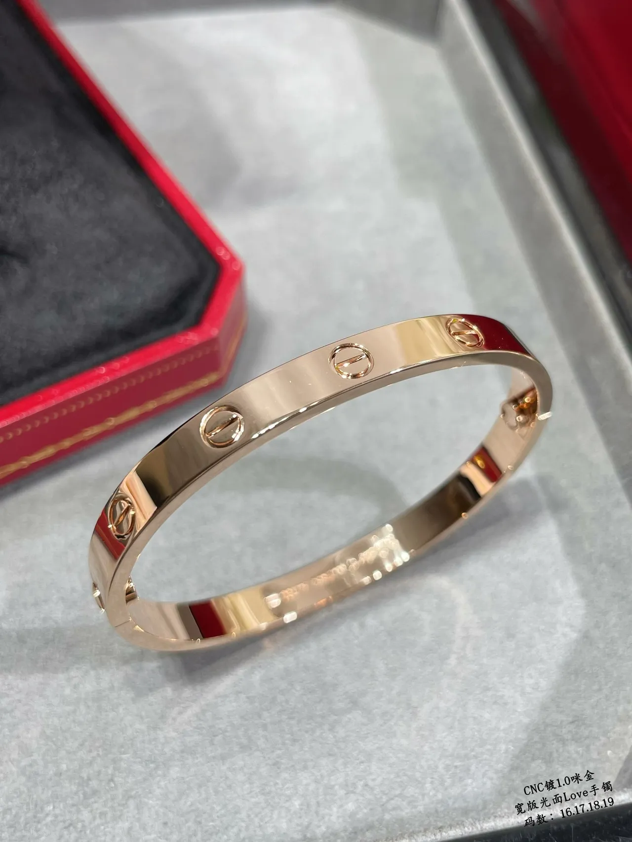 Cartier Love سوار ذهبية مصقولة عريضة 2