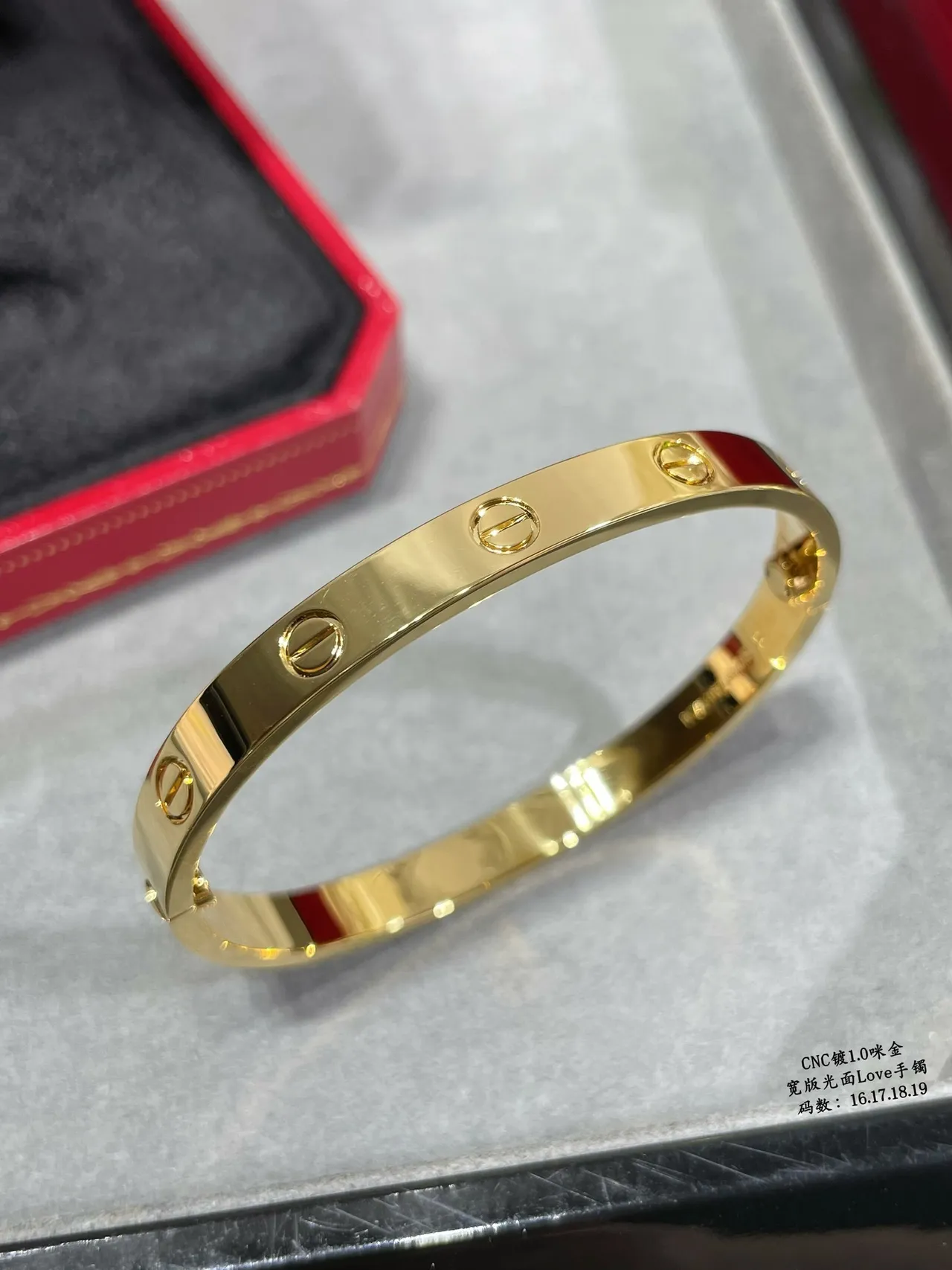 Cartier Love سوار ذهبية مصقولة عريضة 4