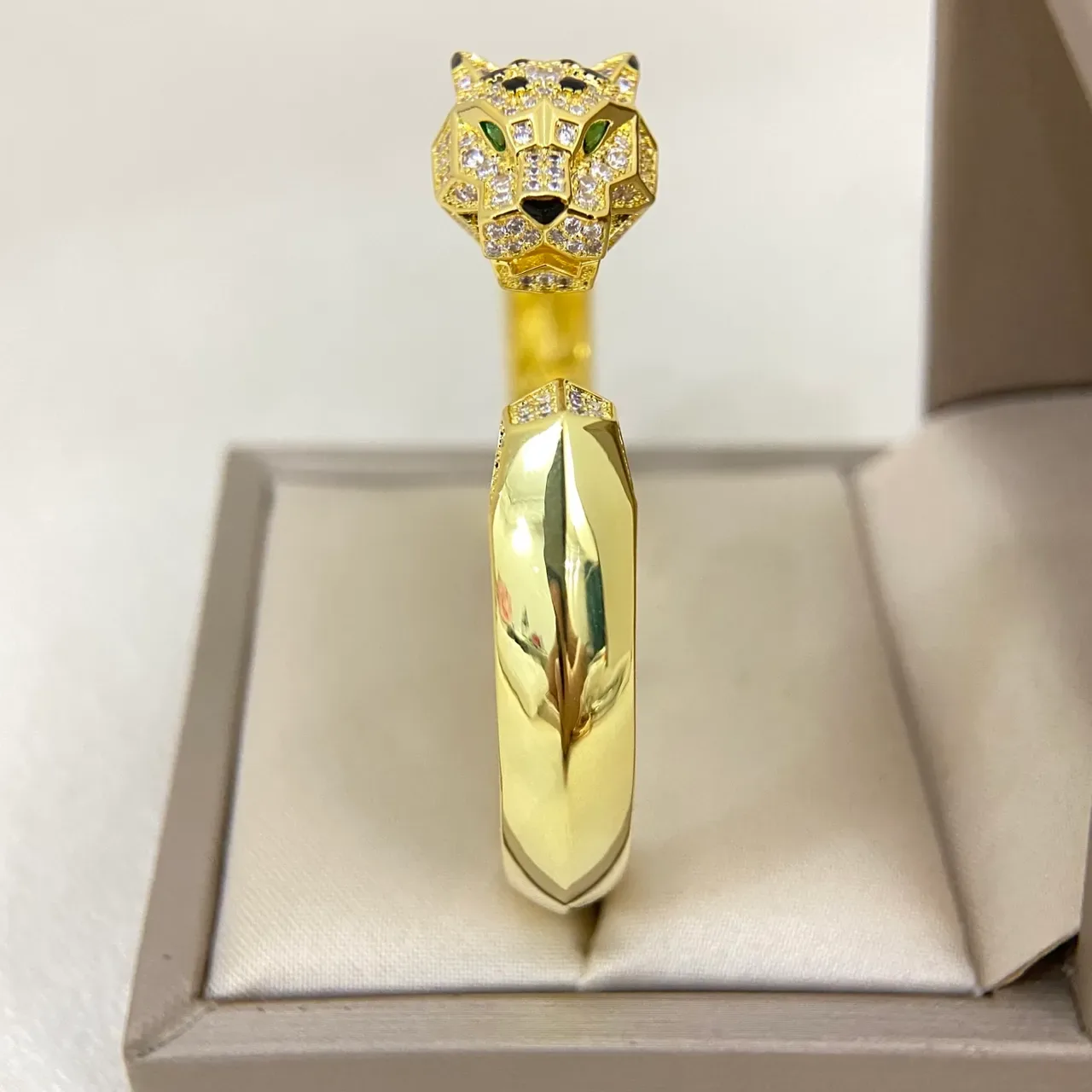 Cartier Panthère প্যান্থের হেড পেভে-সেট ওপেন-কাফ ব্রেসলেট 4