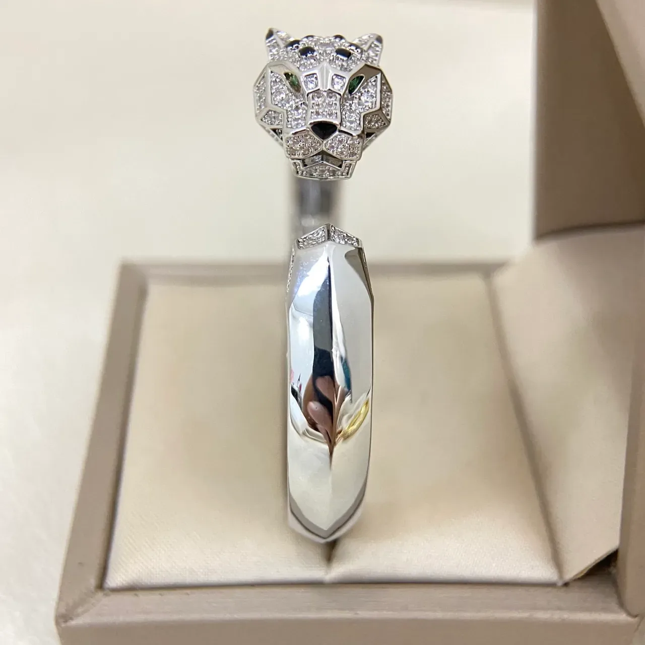 Cartier Panthère প্যান্থের হেড পেভে-সেট ওপেন-কাফ ব্রেসলেট 5