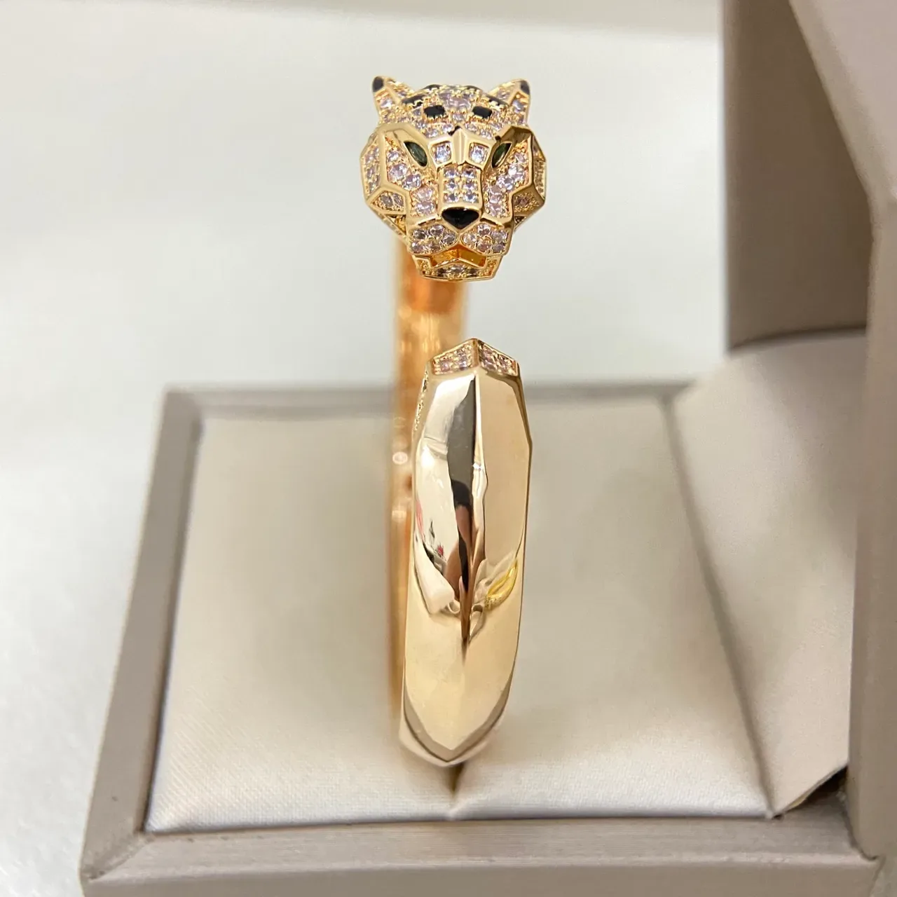 Cartier Panthère প্যান্থের হেড পেভে-সেট ওপেন-কাফ ব্রেসলেট 6