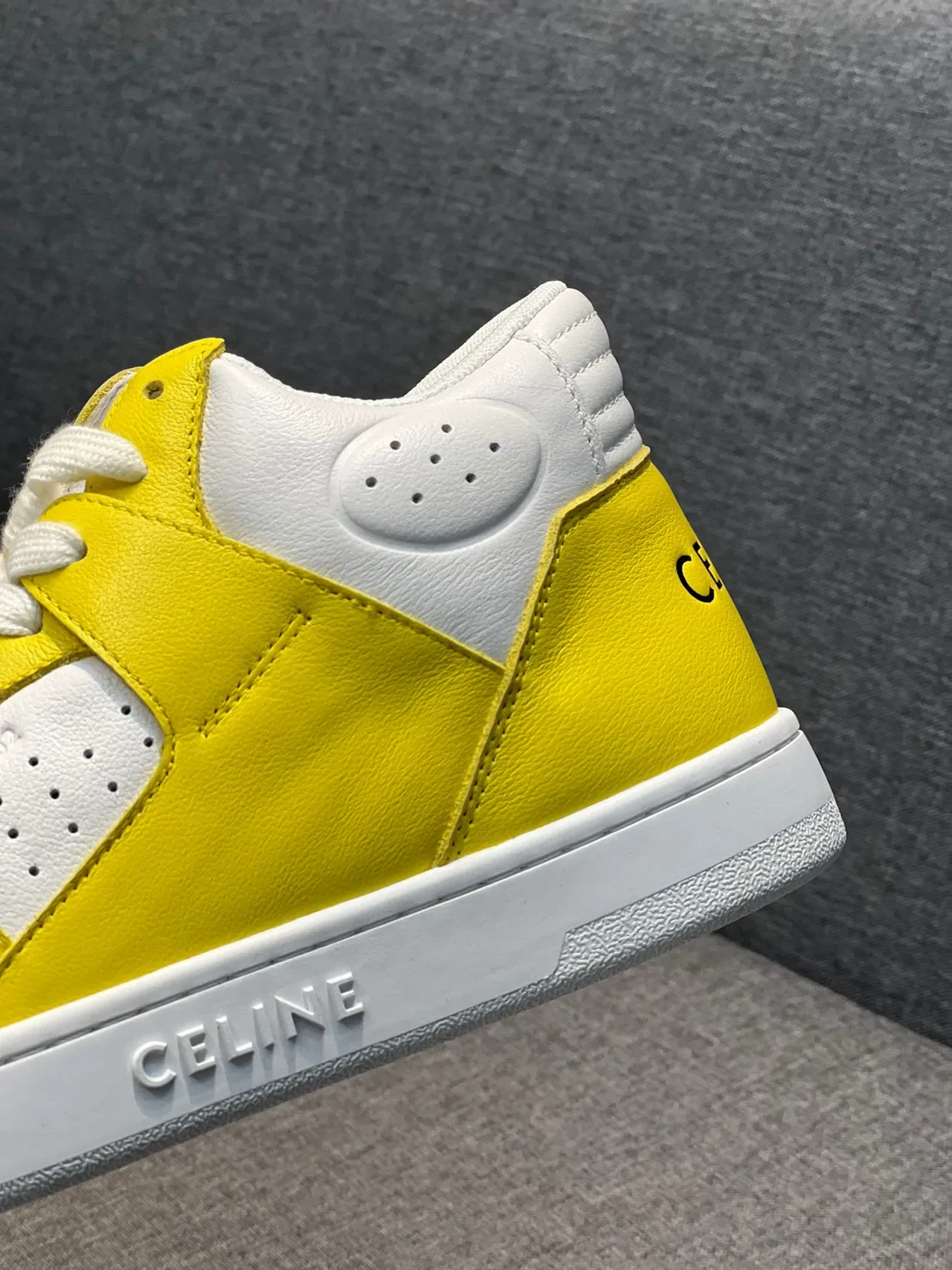 Celine CT-01 হলুদ এবং সাদা চামড়ার হাই-টপ লাইফস্টাইল স্নিকার 7