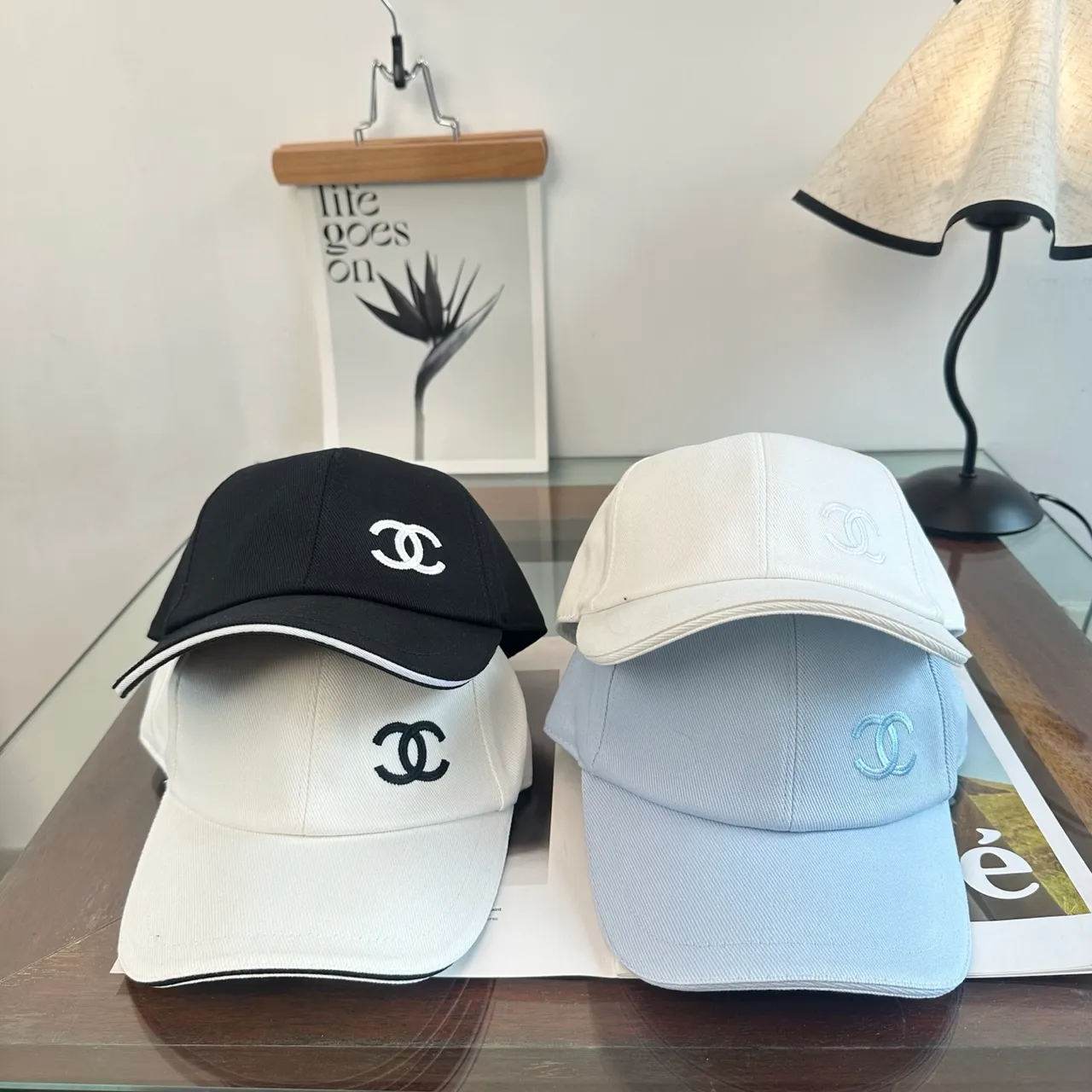 Chanel কালো সাদা কাঠামো ছয় প্যানেল সিলাই করা মনোগ্রাম বেসবল ক্যাপ 9