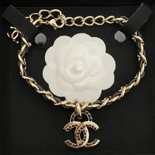 Chanel Camellia قلادة من جلد مضفر وسلاسل