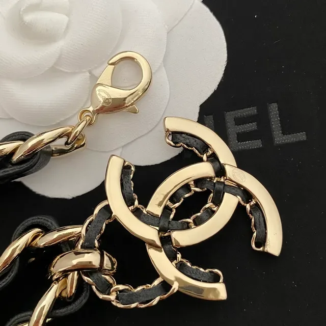 Chanel Camellia Collar de cuero trenzado y cadena 5