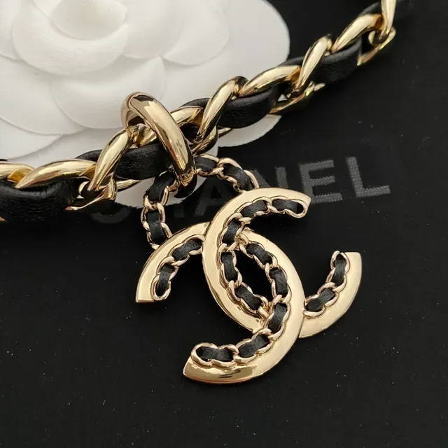 Chanel Camellia Collar de cuero trenzado y cadena 6