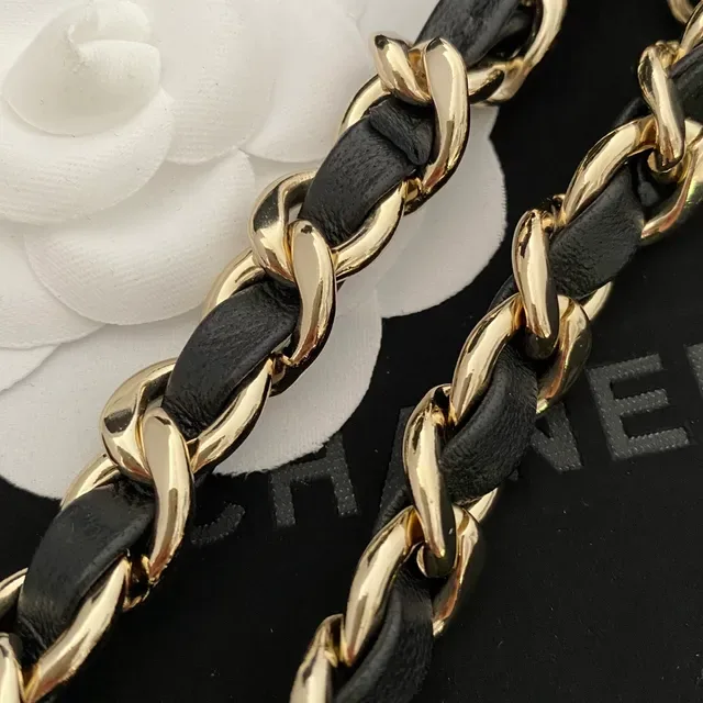 Chanel Camellia Collar de cuero trenzado y cadena 7